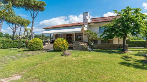 Cinquale Villa | Pet-Friendly Il Renzito 8: Oceanfront Bliss & Perfect Score