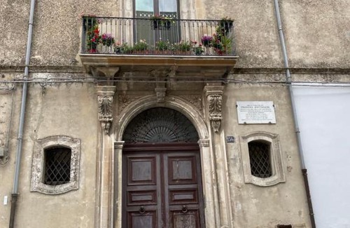 Caltagirone Apartment | Discover Il Teatrino del Bonajuto: Child-Friendly Retreat