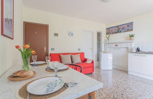 Colonno Apartment | Il Timone: Cozy One-Bedroom Apartment with Spa & Kitchen