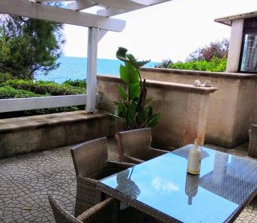 Marina di Marittima House | Pet-Friendly Il Trullo: Oceanfront Retreat with Breakfast