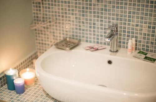 Santa Sofia Apartment | Discover Il Vecchio Comune: 4-Star Retreat with Hot Tub