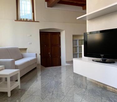Volta Mantovana Apartment | Budget-Friendly Il Vicoletto Holiday House with Breakfast