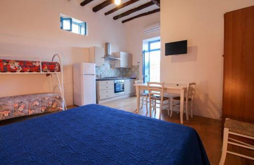 San Vincenzo House | Inviting Il Vulcano a Piedi: Ocean View & Family Focused