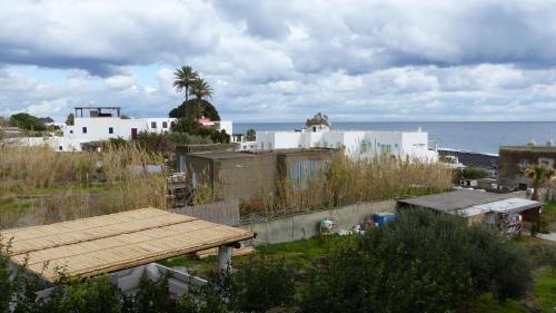 San Vincenzo House | Inviting Il Vulcano a Piedi: Ocean View & Family Focused