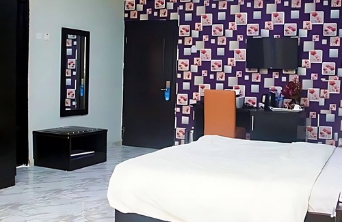 Apomu Resort | Relax at Ilaji Resorts: Family-Friendly with Pool & Dining