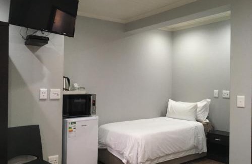 White River House | Enjoy a Memorable Stay at ilanda Guest House with Pool