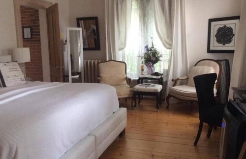Sherbrooke Bed & Breakfast | Relax at Ile De Garde B&B: Guest Rated 9.4/10 with Spa
