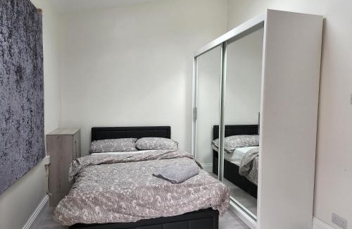 Valentines Apartment | Convenient Ilford Town Centre Studio for Family Getaways