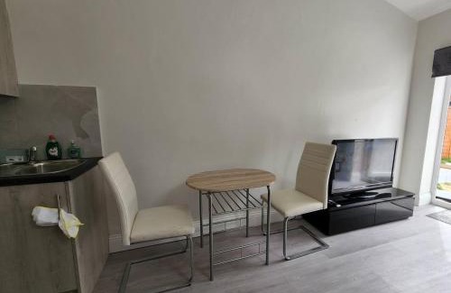 Valentines Apartment | Convenient Ilford Town Centre Studio for Family Getaways