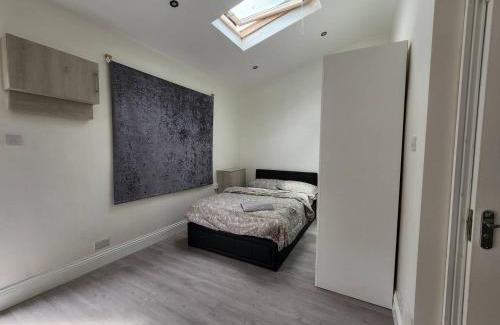 Valentines Apartment | Convenient Ilford Town Centre Studio for Family Getaways