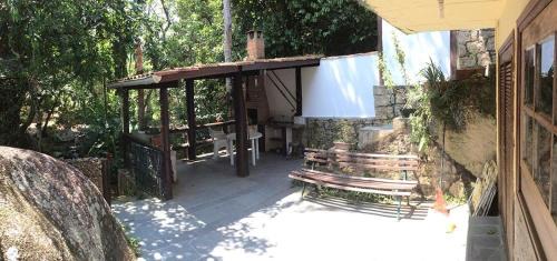 Costa Bela House | Cozy Ilha House Suítes: Family-Friendly with Breakfast Included