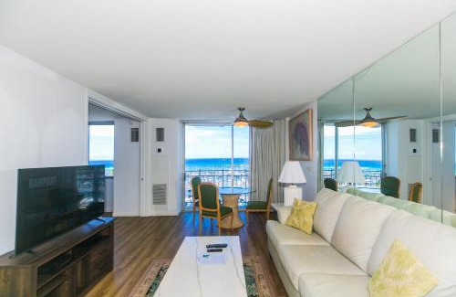 Waikiki Apartment | Beautiful Ilikai Marina 1094 with Yacht Harbor Views