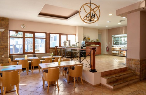Paralia Agias Fotinis House | Ocean View Ilioxenia Studio & Apartments Rated 9.6/10