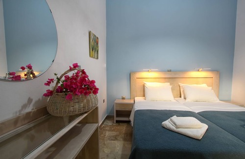Paralia Agias Fotinis House | Ocean View Ilioxenia Studio & Apartments Rated 9.6/10