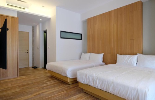 Taichang Village House | Relax at iLiving B&B: Poolside Retreat with Hot Tub