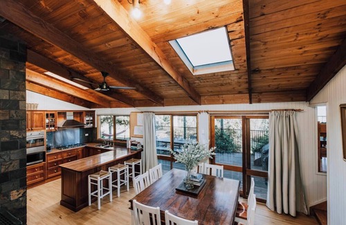 Budgee Budgee Cabin | Ilkley House: Family-Friendly Retreat with Pet Amenities
