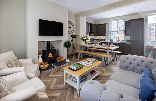Ilkley House | Ilkley House: Perfect for Families with Parking & Breakfast