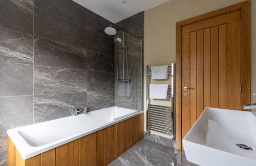 Ilkley House | Ilkley House: Perfect for Families with Parking & Breakfast