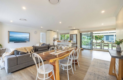 Shoal Bay House | Illaroo House - your home away from home (pet friendly + pool)