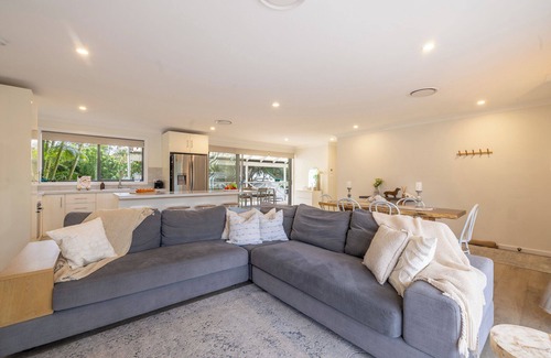 Shoal Bay House | Illaroo House - your home away from home (pet friendly + pool)