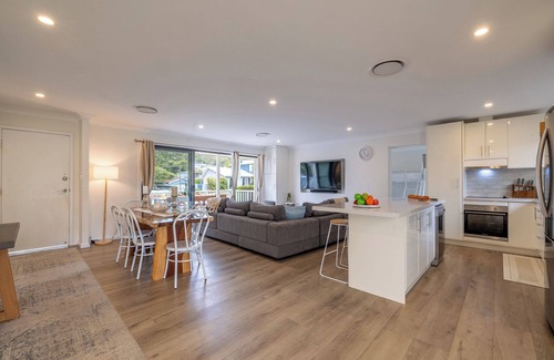 Shoal Bay House | Illaroo House - your home away from home (pet friendly + pool)