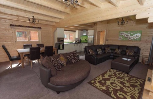 Kenwick Cabin | Relaxing iLodge 73: Log Cabin with Hot Tub & Spa Amenities