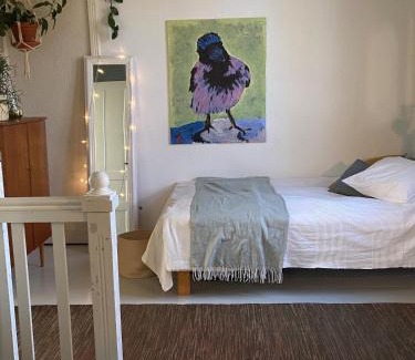 Turku Apartment | Iloinen taiteilijakoti