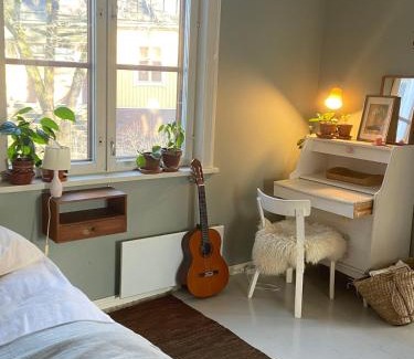 Turku Apartment | Iloinen taiteilijakoti