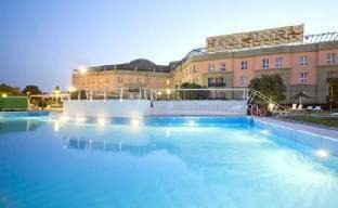 San Juan de Aznalfarache Hotel | Discover Ilunion Alcora Sevilla: Poolside Oceanfront Retreat