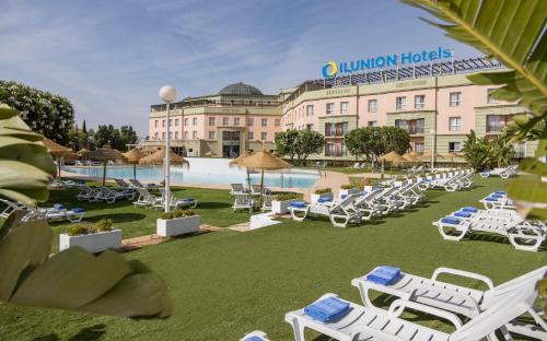San Juan de Aznalfarache Hotel | Discover Ilunion Alcora Sevilla: Poolside Oceanfront Retreat