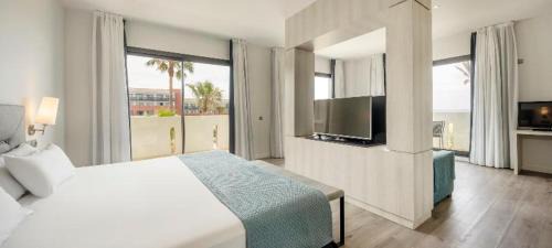 Cabo Roche Hotel | Beautiful Ilunion Calas de Conil: Oceanfront Bliss Awaits