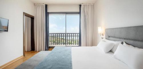 Cabo Roche Hotel | Beautiful Ilunion Calas de Conil: Oceanfront Bliss Awaits