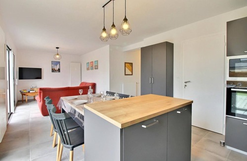 Sene House | Ilur Gîte: Oceanfront Stay with Pool & Family Amenities