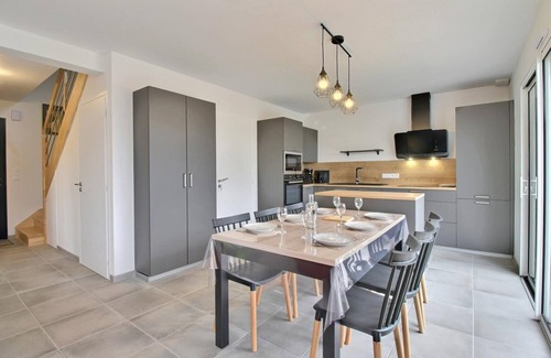 Sene House | Ilur Gîte: Oceanfront Stay with Pool & Family Amenities