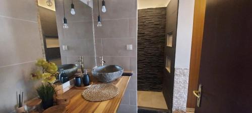 Vizivaros Apartment | Charming Imádnivaló Kislakás: Pet & Child Friendly Retreat