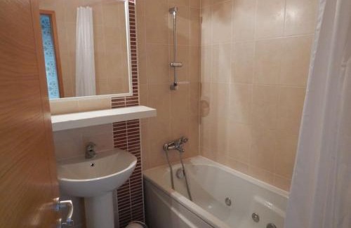 Vizafogo Apartment | Relaxing Poolside Retreat with Sauna and Hot Tub
