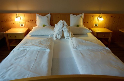 Lana Hotel | Discover Im Tiefenbrunn: 4-Star Hotel with Ocean View & Spa