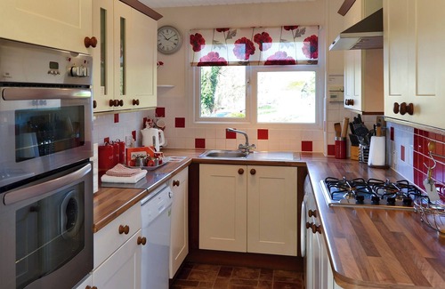 Wroxham Cottage | Relax by the River: Enjoy Lake Views and Family-Friendly Amenities