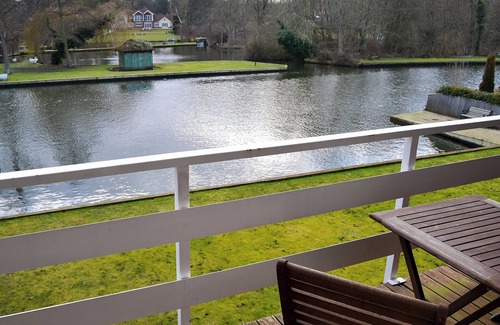Wroxham Cottage | Relax by the River: Enjoy Lake Views and Family-Friendly Amenities