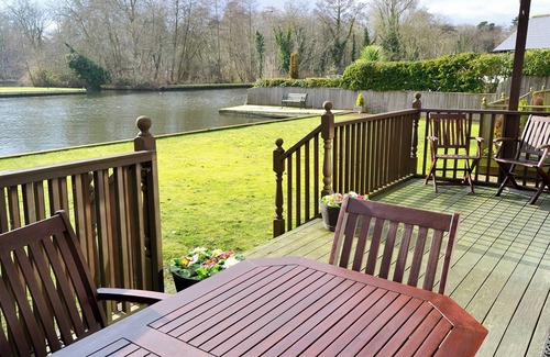 Wroxham Cottage | Relax by the River: Enjoy Lake Views and Family-Friendly Amenities
