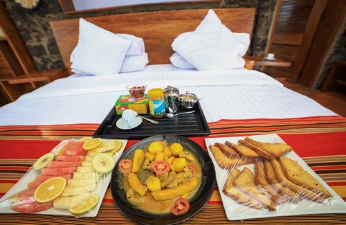 Kisoro Cabin | Experience Imbogo Diners and Lounge: Family-Friendly Getaway
