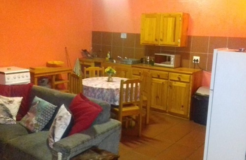 Storms River House | Cozy Imka Trinity Retreat: Breakfast & Family-Friendly Stay