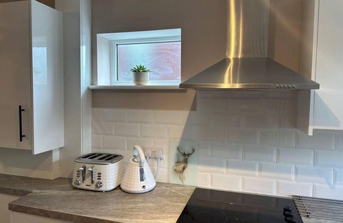 Little Hayfield House | Pristine 1-Bed House in Newtown, Ideal for Families & Pets