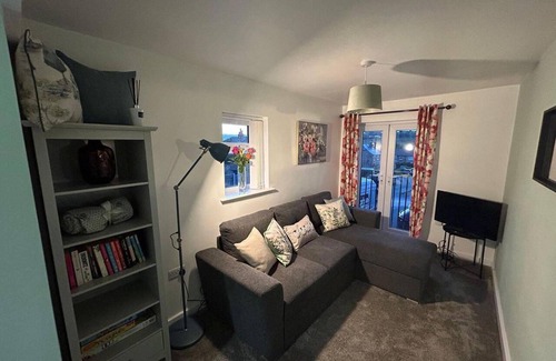 Little Hayfield House | Pristine 1-Bed House in Newtown, Ideal for Families & Pets