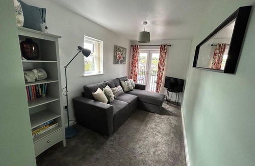 Little Hayfield House | Pristine 1-Bed House in Newtown, Ideal for Families & Pets