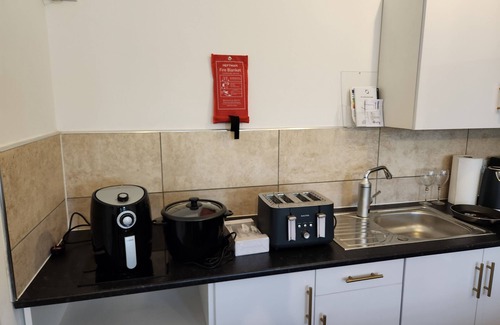 Stone Apartment | Spotless 1-Bedroom Retreat in Greenhithe with Breakfast