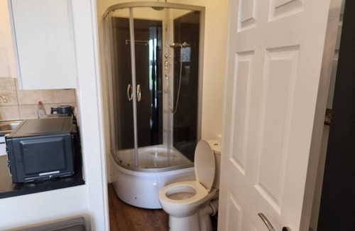 Stone Apartment | Spotless 1-Bedroom Retreat in Greenhithe with Breakfast