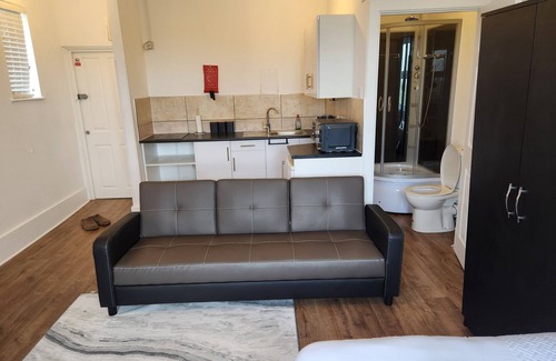 Stone Apartment | Spotless 1-Bedroom Retreat in Greenhithe with Breakfast