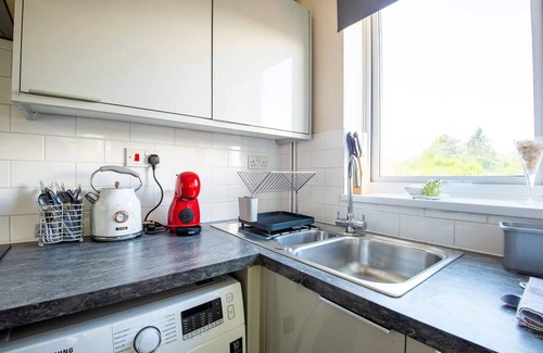 Bletchley House | Immaculate 2-Bedroom House with Kitchen in Milton Keynes