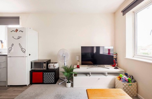 Bletchley House | Immaculate 2-Bedroom House with Kitchen in Milton Keynes